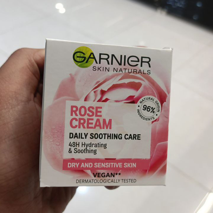 کرم آبرسان گل رز گارنیر